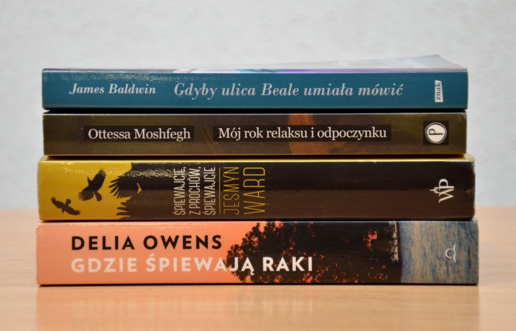 Okładki książek omawianych w Poczekalni literackiej. Od góry: James Baldwin "Gdyby ulica Beale umiała mówić", Otessa Moshfegh "Mój rok relaksu i odpoczynku", Jesmyn Ward "Śpiewajcie z prochów, śpiewacie" i Delia Owens "Gdzie śpiewają raki". 