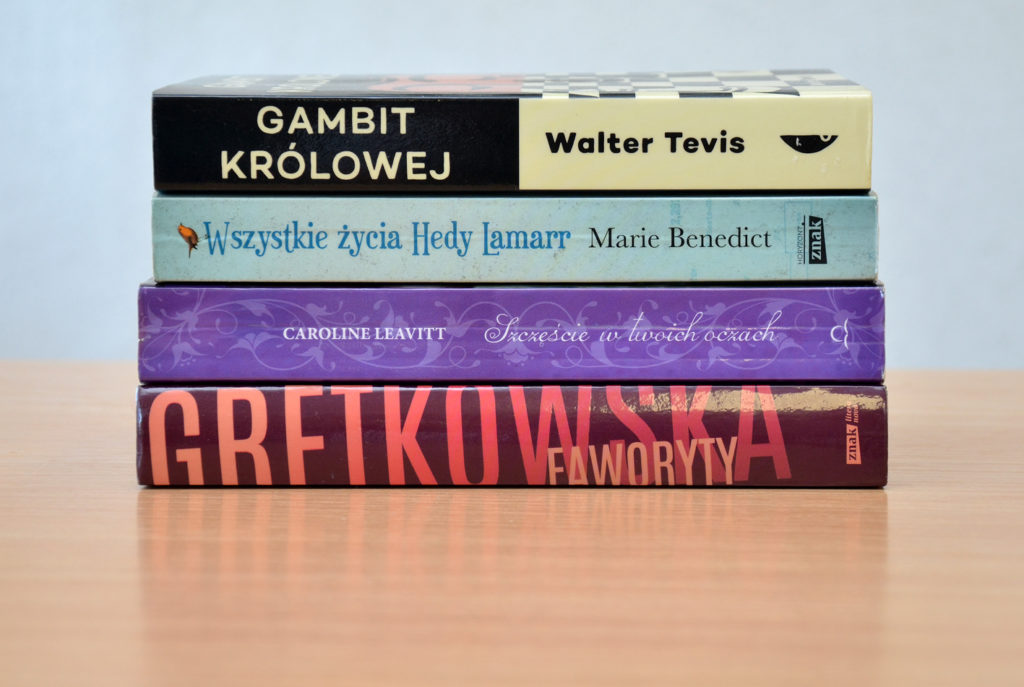 Okładki książek omawianych w Poczekalni literackie. Od góry: Walter Tavis "Gambit królowej", Marie Benedict "Wszystkie życia Hedy Lamarr", Caroline Leavitt "Szczęście w twoich oczach" i Manueli Gretkowskiej "Faworyty".