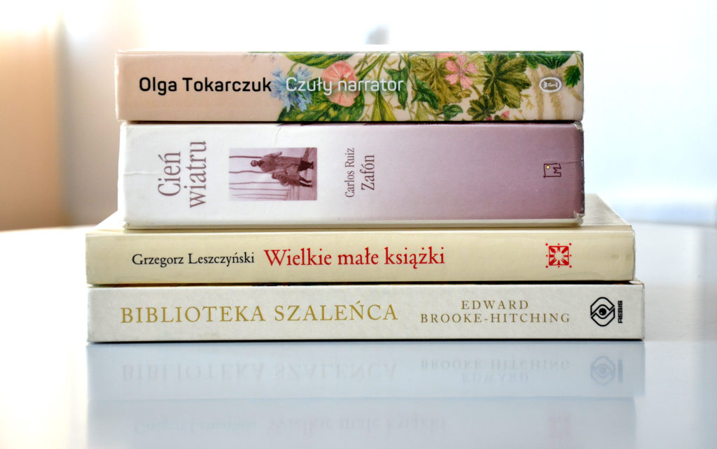 Okładki książek omawianych w "Poczekalni literackiej". Widok na grzbiety z wypisanymi tytułami, od góry: Olga Tokarczuk "Czuły narrator", Carlos Ruiz Zafon "Cień wiatru", Grzegorz Leszczyński "Wielkie małe ksiązki", Edward Brooke-Hitching "Biblioteka szaleńca".