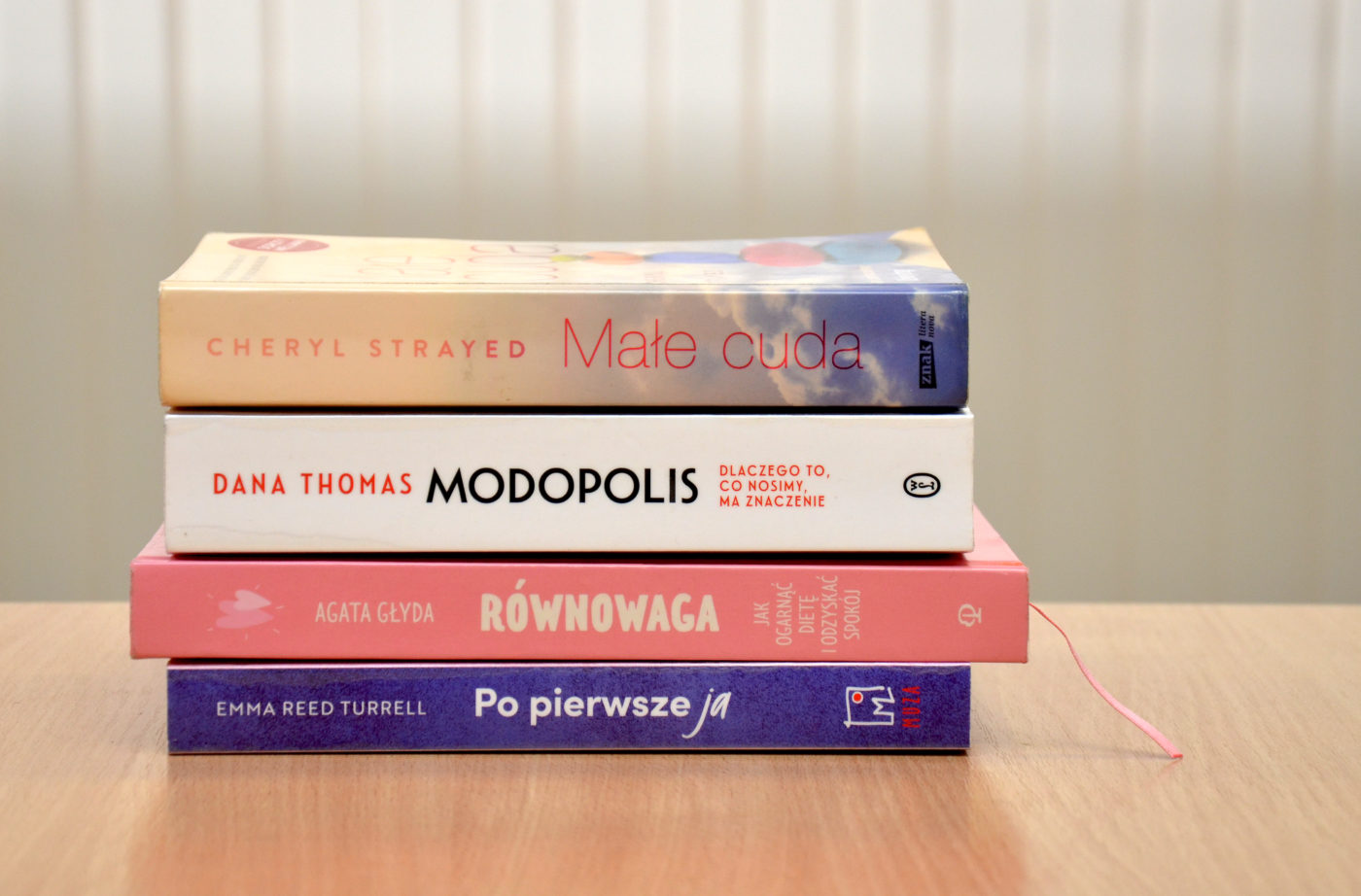 Zdjęcie książek polecanych w Poczekalni literackiej: "Małe cuda" Cheryl Strayed, "Modopolis. Dlaczego to, co nosimy, ma znaczenie" Dana Thomas, "Równowaga. jak ogarnąć diete i odzyskać spokój" Agata Głyda, "Po pierwsze ja" Emma Reed Turrell.