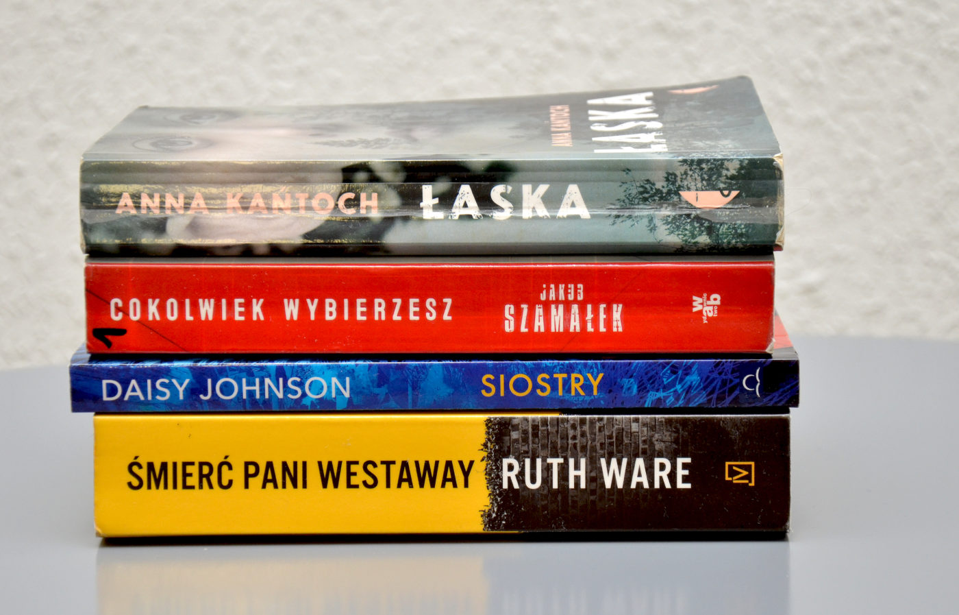 Ksiązki polecane w Poczekalni literackiej: "Łaska" Anna Kańtoch, "Cokolwiek wybierzesz" Jakub Szamałek, "Siostry" Daisy Johnson, "Śmierć pani Westaway" Ruth Ware.