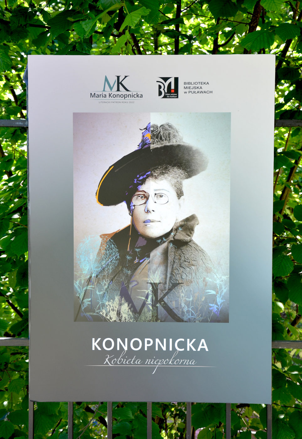 Zdjęcie prezentujące planszę otwierającą wystawę "Konopnicka. Kobieta niepokorna", przedstawiającą popiersie Marii Konopnickiej.