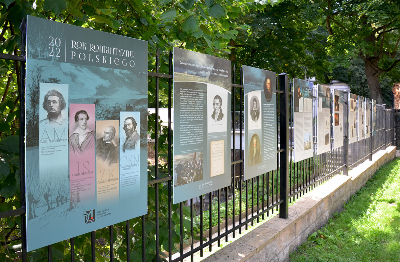 Zdjęcie wystawy "Ropk Romantyzmu Polskiego" zamontowanej na ogrodzeniu wokół terenu Biblioteki Miejskiej, przy ul. Głębokiej. 