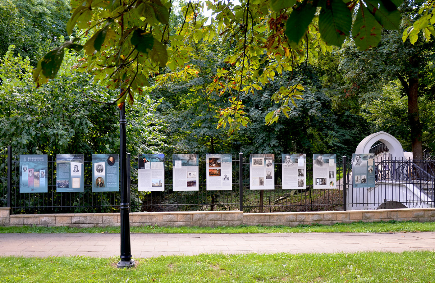 Zdjęcie wystawy "Ropk Romantyzmu Polskiego" zamontowanej na ogrodzeniu wokół terenu Biblioteki Miejskiej, przy ul. Głębokiej. 