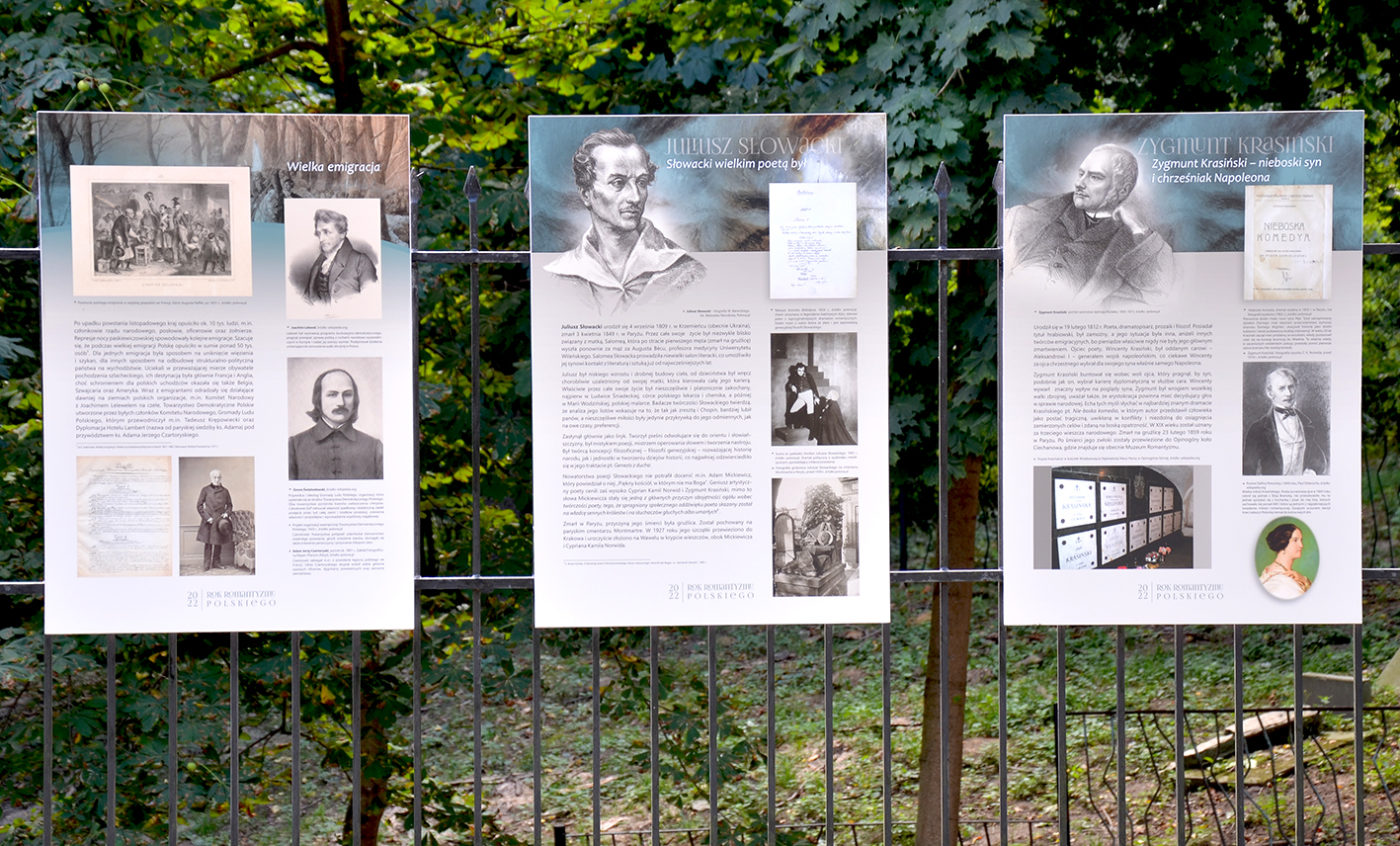 Zdjęcie wystawy "Ropk Romantyzmu Polskiego" zamontowanej na ogrodzeniu wokół terenu Biblioteki Miejskiej, przy ul. Głębokiej. Widok na trzy plansze będące elementem wystawy.
