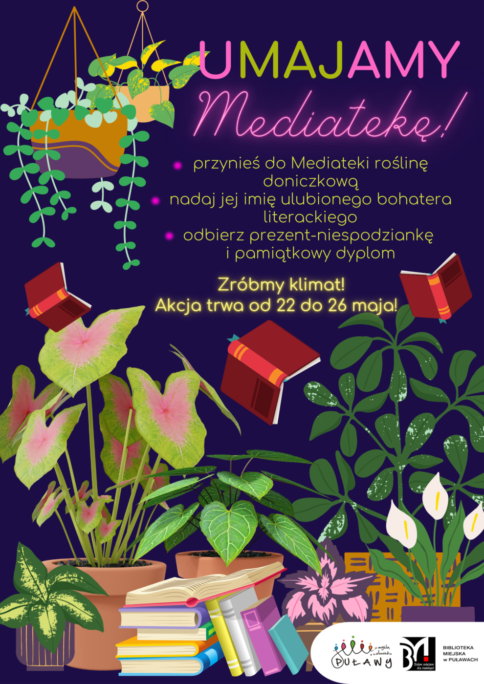 Plakat informujący o akcji "Umajamy Mediatekę!". Na granatowym tle rośliny doniczkowe, wśród nich książki. Powyżej tekst: Umajamy Mediatekę! Przynieś do Mediateki roślinę doniczkową, nadaj jej imię ulubionego bohatera literackiego, odbierz prezent-niespodziankę i pamiątkowy dyplom. Zróbmy klimat! Akcja trwa od 22 do 26 maja. W prawym dolnym rogu logo Miasta Puławy i Biblioteki Miejskiej w Puławach