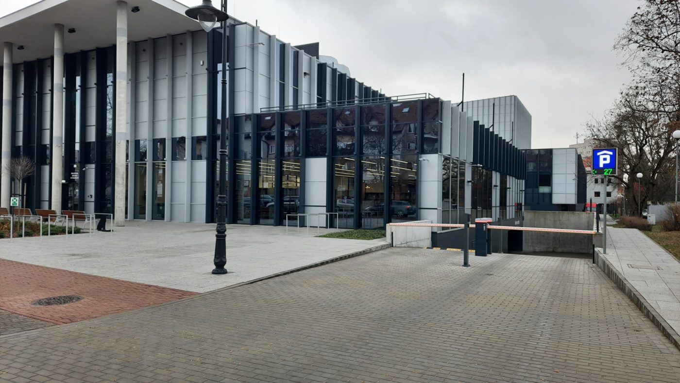 Zdjęcie pokazujące wjazd do parkingu podziemnego Biblioteki Miejskiej w Puławach. 