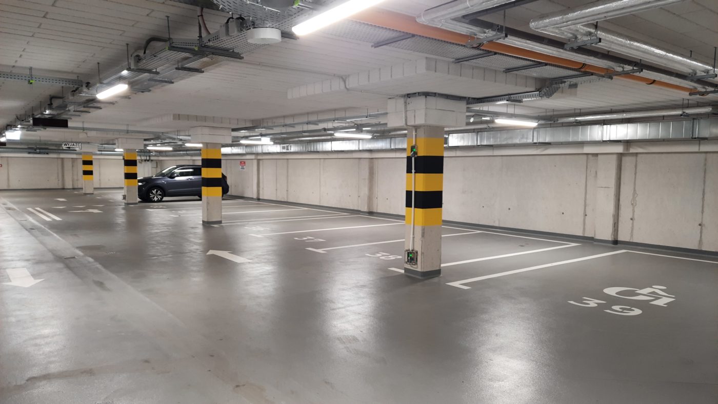 Zdjęcie parkingu podziemnego i widok na miejsca oferowane na wynajem