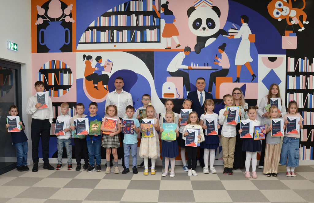 Grupowe zdjęcie laureatów konkursu "Samorządność - lokalna demokracja".