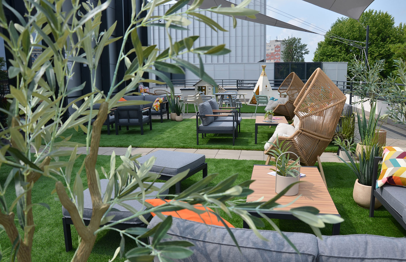 Taras Mediateki. Kanapy, fotele, poduchy.